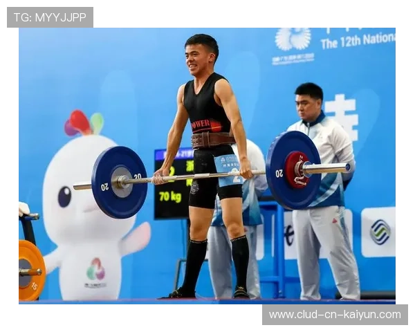 举重青年破纪录，替补席惊呆全队